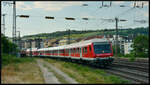 WFL-Ersatzverkehr für Go-Ahead Bayern: Steuerwagen voraus schiebt 111 213-5 (Smartrail) den RE 80 am 11.06.2023 aus dem Würzburger Hbf gen Treuchtlingen, als eine Fotowolke die Szenerie