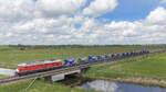 Die 232 283 von der Firma Wedler Franz Logistik kamen mit leeren Railpro Wagen aus Anklam gefahren mit dem Ziel Wustermark. An der Stelle wo die Beton-Masten stehen, geschah 1988 das Zugungl�ck in Ferdinandshof, als dort zwei Z�ge mit je einer BR232 zusammen stie�en. Das Bild stammt vom 15.05.2026