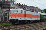 Portraitaufnahme von 143 597-3 mit dem DZ 93533 �rzig - Hohen Neuendorf West in D�sseldorf Oberbilk. Die Lok war von August 1996 bis Anfang 2017 in D�sseldorf beheimatet und zog hier auf vielen Linien, die letzten Jahre allerdings nur noch auf der S6 x-Wagen. Von 1993 bis 1998 fuhr die Lokschonmal in diesem Farbmuster. 1998 wurde die Lok anschlie�end verkehrsrot lackiert. Seit 2025 ist sie nun wieder orange/lichtgrau lackiert und f�r WFL unterwegs.

D�sseldorf 28.06.2026