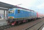 Kurze S1 mit der Leipziger 143 019 von WFL bei der Anfahrt in Dresden-Mitte im Juli 2026