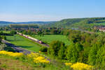 189 801 WLE mit dem Warsteiner Containerzug bei Himmelstadt Richtung Gem�nden, 07.05.2022