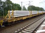 Gleis-Wagon beladen mit Betonschwellen von W.