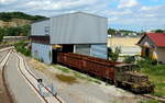 Der Schrott-/Metallrecycling-Betrieb Neudeck in Biberach (Riß) setzt seit 2006 die  frühere Bundeswehr-Lok BW 01 (Deutz A12L 614 1959/56996) ein, hier bei Rangierarbeiten am 12.07.2017