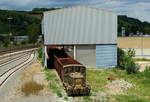 Die ex-Bundeswehrlok BW 01 (Deutz A12L 614 1959/56996) der Firma Neudeck rangiert am 12.07.2017 in Biberach (Riß)
