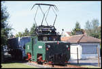 Elektro Lok 5 der ehemaligen Grubenbahn, 900 mm Spur, der Preussen Elektra in Wölfersheim. Das Foto entstand am 1.8.1999, nachdem die Lok zusammen mit anderen Utensilien in Wölfersheim als Denkmal aufgestellt worden war.