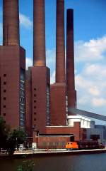 Ziemlich verloren wirkt dieser Tele Trac von Windhoff vor der Kulisse des Heizkraftwerkes Wolfsburg (Mai 2002)