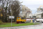DIese ehemalige Werkbahnlok steht in der Einfahrt des Zementwerks Hannover der HeidelbergerCement.