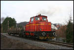 Am 12.1.2007 gab es einen Sonderauftrag für die Werksbahn der Georgsmarienhütte. Lok 5 brachte auf einem Flachwagen einen langen Maibaum bis zur DRK Halle in Holzhausen, wo dieser entladen wurde. Hier fährt der kurze Güterzug gerade wieder zurück zum Hüttenwerk. Rechts im Bild ragt noch die Kuppel der Klosterkirche zwischen den Häuserdächern hervor. 