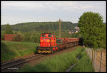 Am Ortsrand von Holzhausen war am 11.05.2016 um 07.18 Uhr die Deutz Werklok GMH 8 mit dem Abraumleerzug vom Augustaschacht unterwegs.