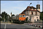 Class 66 653-07 war am 14.6.2021 noch spät im Einsatz. Um 21.29 Uhr passiert sie hier mit ihrem Leerzug den ehemaligen Bahnhof Wulfskotten in Hasbergen.