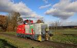 Die neue Gmeinder Lok 1 der Georgsmarienhütte hat einen Leerzug nach Hasbergen gebracht und ist nun hier im Ortsbereich 0hrbeck am 21.11.2024 u 12,57 Uhr auf dem Rückweg zum Stahlwerk in