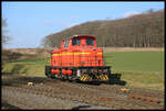 Am 17.02.2025 rangierte Lok 2 der Georgsmarienhütte bei passendem Sonnenlicht um 12.03 Uhr am Rangierbahnhof des Stahlwerkes.