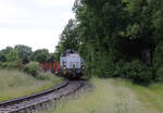 Nexrail DE 18 müht sich hier am2.6.2025 um 16.07 Uhr mit einem Leerzug in der Steigung kurz vor dem ehemaligen Haltepunkt Augustaschacht in Hasbergen auf der Werksbahn zum Stahlwerk in Georgsmarienhütte.