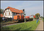 Sonntagsarbeit auf der Werksbahn zur Georgsmarienhütte am 13.09.2020 in Hasbergen am ehemaligen Bahnhof Wulfskotten. Die Werklok GMH 6 stand mittags mit einem Niederbordwagen am Bahnhof Wulfskotten. Auf dem Wagen befand sich ein Mietlift, mit dessen Hilfe man an einem Signalmasten arbeitete.