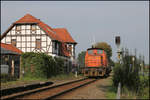 GMH Lok 6 steht hier am 13.09.2020 mittags im ehemaligen Bahnhof Wulfskotten in Hasbergen. Vom angehängten Niederbordwagen aus wurde eine Signalanlage gewartet. - Das Bahnhofsgebäude hat heute keinen Gleiszugang mehr. Es wird privat genutzt. Links vor dem Gebäude ist aber noch ein Teil des alten Bahnsteigs sichtbar, welcher früher bis vor den Bahnhof verlief. 