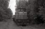 Im Sommer 1986 wurde die alte Hüggelbahn, die einst vom Abzweig Patkenhof bis zum Endpunkt am Rothenberg in Hasbergen führte, abgebaut. Die Georgsmarienhütten Eisenbahn setzte dabei ihren alten Schienenkran und Deutz Lok 2 ein. Hier steht der Abbauzug in Höhe des ehemaligen Tagebau Kielmannsegge.