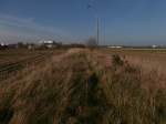 Der Blick in Richtung Pfeifer & Langen, hinter dem Autohaus biegt das Gleis nach links ab und führt entlang des Autohauses. Grevenbroich Feldwege Gewerbegebiet Ost 08.03.2014