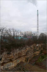 Industriebahn Stuttgart-Münster - Bad Cannstatt -     Hoch über der Steilwand des Travertinsteinbruches führte das Industriegleis weiter im Bogen in Richtung des Neckartalhanges.