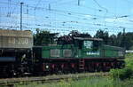 Die LEAG EL 2 Lok  4-1262/100-B3  am 26.06.24 am Kraftwerk Jänschwalde abgestellt mit den Schüttgutwagen für die Braunkohle (Bild aus dem Bahnfenster RB 43 nach Falkenberg).