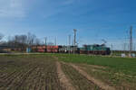 Die El2 1246 und 1089 schoben am 12.04.2022 bei Hohenmölsen einen Kohlezug in Richtung Wählitz.