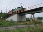 El 2 1123 der Mitteldeutschen Braunkohlengesellschaft mbH verließ am 25.08.2006 mit einer Garnitur voller Kohlewagen den Übergabebahnhof in Mumsdorf, um sie zum Bunker am Kraftwerk zu
