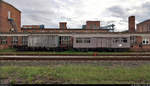 Ein alter Containertragwagen und Werkstattwagen (Nummern leider unbekannt) stehen auf den Werksbahngleisen von Romonta in Amsdorf.