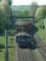 Rheinbraun Lok 503 (Typ EL2000, ADTranz 1999)

mit einem fr die Rheinbraun sehr kurzen geschobenen Zug Richtung Frimmersdorf Kraftwerk (Norden) auf der ber 31 km langen Nord-Sdbahn der Rheinbraun in Frimmersdorf.

Die Loks der Rheinbraun fahren mit 50 Hz, 6000 V Fahrdrahtspannung. Gut zu sehen ist hier die extreme Breite der Lok ( dies ist keine optische Verzerrung).
Sonntag, 22.04.2007