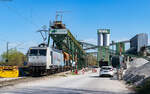 145 086 beim Beladen des Kieszugs in Friesenheim 3.4.25