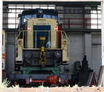 Blick durch ein geöffnetes Tot in die Fahrzeughalle der WISAG,363 036-5 wird gerade aufgearbeitet.