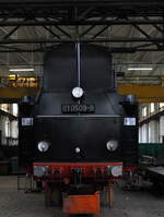 Auf Grund meiner  über den Zaun   Bahnbilder wurde der Produktionsleiter der WISAG, Standort Brieske auf mich aufmerksam und lud mich zu einer Besichtigung und Fotomöglichkeit ein, scherzhaft sagte er, ein   privater Tag der offenen Tür 
Es war sehr lohnend, die Aufarbeitung von Wagen und Triebfahrzeugen hautnah zu erleben, weitere Besuche sollen folgen.
Als Beispiel stelle ich das Bild eines Öltenders , welcher eine HU erhielt, ein.
Er gehört zur 01 0509-8.  27.09.2022  13:51  Uhr.
Ggf. kann das Bild nicht freigeschaltet werden.