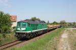 V300 004 der Wismut Werkbahn mit einem Sandzug bei der Fahrt durch Raitzhain in Richtung Ronneburg. Fotografiert am 11.05.2011. 