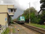 Die Wismut V300 004  Sago 54  mit dem Sandzug 66238 von Kayna nach Erzbunker, am 12.09.2013 bei der Durchfahrt in Groenstein.