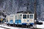 Die zweiteilige Zuggarnitur der Bayerischen Zugspitzbahn vom Zugspitzpaltt kommend hat am 19.01.2020 15.45 Uhr den Haltepunkt Hausberg passiert und fährt weiter zur Endhalte am Bahnhof