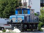 Lok 2 der Bayrischen Zugspitzbahn steht als Denkmal an einer Ampelkreuzung in Garmisch-Partenkirchen. (04.08.07)