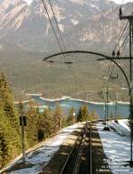 Tiefblick auf den zurcksinkenden Eibsee nahe Grainau, bald nach der jetzt bald folgenden Ausweiche Riffelri wird der Tunnel des oberen Streckenteils erreicht werden.