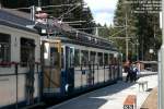 Garnitur der Zugspitzbahn steht in der Station Eibsee, einige Paar Schi hngen noch auf der Auenseite der Waggons - eine sinnreiche Vorrichtung, fr die - so die Inschrift - keine Haftung bernommen wird. Der Zug war voll, aber die Leute sind alle hier ausgestiegen, weil sich hier - beiderseits des Bahnhofes - der Hauptparkplatz des Schigebietes befindet. 15. April 2005