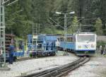 Bayrische Zugspitzbahn / Doppeltriebwagen (DTW) 10-11 am 7.9.2011 bei der Ausfahrt Eibsee in Richtung Zugspitze, links ein Schotterwagen     