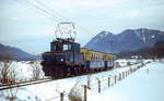 Mit einem kurzen Personenzug von Garmisch-Partenkirchen nach Grainau ist eine Tallok der Zugspitzbahn im Januar 1979 bei Hammersbach unterwegs
