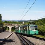 DRACHENFELSBAHN-AUSWEICHSTELLE DRACHENBURG  An der Ausweichstelle  SCHLOSS DRACHENBURG  begegnen sich jeweils der bergwärts  und talwärts fahrende Triebwagenzug-hier verlässt am