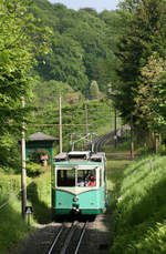 Triebwagen der  Bergbahnen im Siebengebirge AG  // Königswinter, unweit der Station  Schloss Drachenburg  der Drachenfelsbahn.