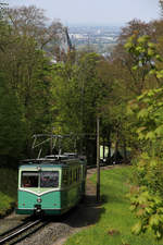 Triebwagen der  Bergbahnen im Siebengebirge AG  // Königswinter, zwischen den Stationen  Schloss Drachenburg  und  Drachenfels . // 6. Mai 2017