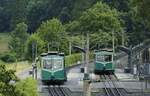 Nach kurzem Halt verlassen ET 4 (bergwärts) und ET 6 (talwärts) der Drachenfelsbahn am 22.07.2021 die Mittelstation Schloss Drachenburg