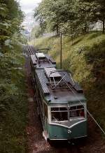 Zwei Triebwagen sind Ende der 1970er Jahre unterwegs zum Drachenfels