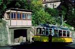 SSB Stuttgart Zahnradbahn__Blick zurück : das Stellwerk an der Ausweiche 'Wielandshöhe' vor 50 Jahren (vor der äußerlichen Renovierung), nach 20 Jahren Standzeit. Bis 1973 tat dort der Weichensteller noch seinen Dienst. Mit im Bild der 1973 modernisierte Tw 105 von 1950.__12-05-1974  