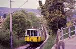 Die Stuttgarter Zahnradbahn in ihrer ganzen früheren Pracht: Vorstellwagen 120 und Wagen 104 haben soeben die Brücke über die Neue Weinsteige überquert, 15.09.1984