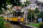 Schön geschmückter Zug der Stuttgarter Zahnradbahn mit Wagen 104 und Vorstellwagen 120 auf seinem Weg in Richtung Stadt, entstanden am 15.09.1984
