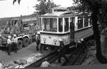 SSB_Zahnradbahn__Der bei der Talfahrt entgleiste Tw 101 [ME, AEG; 1935] wird auf der oberen Weiche der streckenmittigen Ausweiche an der Wielandshöhe wieder eingegleist.__15-07-1976