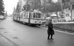 SSB__Zahnradbahn__Der Wagenführer vom schadhaften Tw sichert die Fahrbahn ab. Man fährt handgebremst und äußerst langsam talwärts.__06-02-1976
