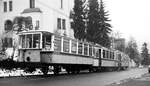 SSB__Zahnradbahn__Drei-Wagenzüge waren auf der Zahnradbahn jahrzehntelang üblich, sogar bis Ende der 70er früh im Schülervekehr. (Bis in die 60er Jahre war im Frühverkehr sogar in beiden Richtungen zu den 3-Wagenzügen jeweils ein Vorzug mit einem Vorstellwagen unterwegs. Da die Zahnradbahn aber nur 5 Vorstellwagen hatte, wurde 1956 ein geschlossener Bw von der oberen Filderbahn -ohne Bremszahnrad- auf die Strecke verfrachtet: Bw 153, ME 1925, der bis 1965 dort im Einsatz war und danach verschrottet wurde.) Allerdings, 3-Wagen-Züge bestehend aus zwei Tw und einem Bw habe ich nur einmal erlebt: am 06-02-1976