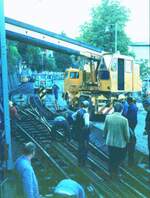 SSB Stuttgart__Arbeitsfahrzeuge der SSB in den 70er und 80er Jahren. Wo der Schienenkran nicht hinkam kam der Autokran dran. Wie hier beim Auswechseln der oberen Zahnradbahn-Weiche an der 'Wielandshöhe'.__16-10-1973 